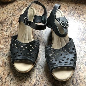 ❗️Adorable cut out style leather sandals❗️